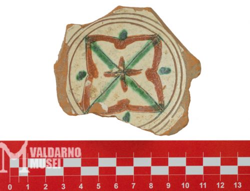 0028_18.S121-1.609 – Fondo di ceramica ingobbiata e graffita policroma